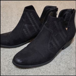 V-split, Zip-Back Ankle Boot